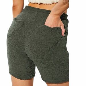 NWT FABLETICS YITTY Pet Me High Waist Heart Pocket Shorts Size Large